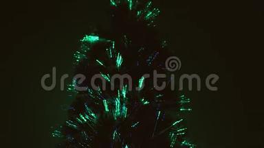 神奇的圣诞人造树，房间里有一颗星星，装饰着一个发光的多色花环。 新年